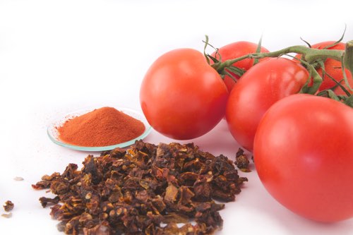 Tomates frescos, tomate desidratado em flocos e pó de tomate