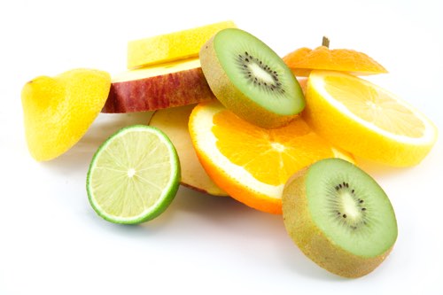 Fatias de fruta fresca variada — kiwi, laranja, limão e lima